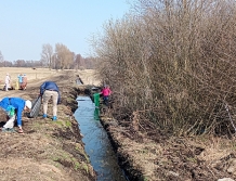 RZĄŚNIK: Ze stolicy przyjechali na spacer i sprzątanie łąk polewnych (FOTO)